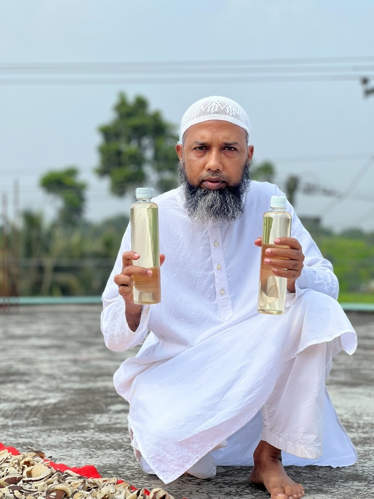 সরাসরি রোদে শুকানো নারিকেল থেকে কোল্ড-প্রেসড তেল